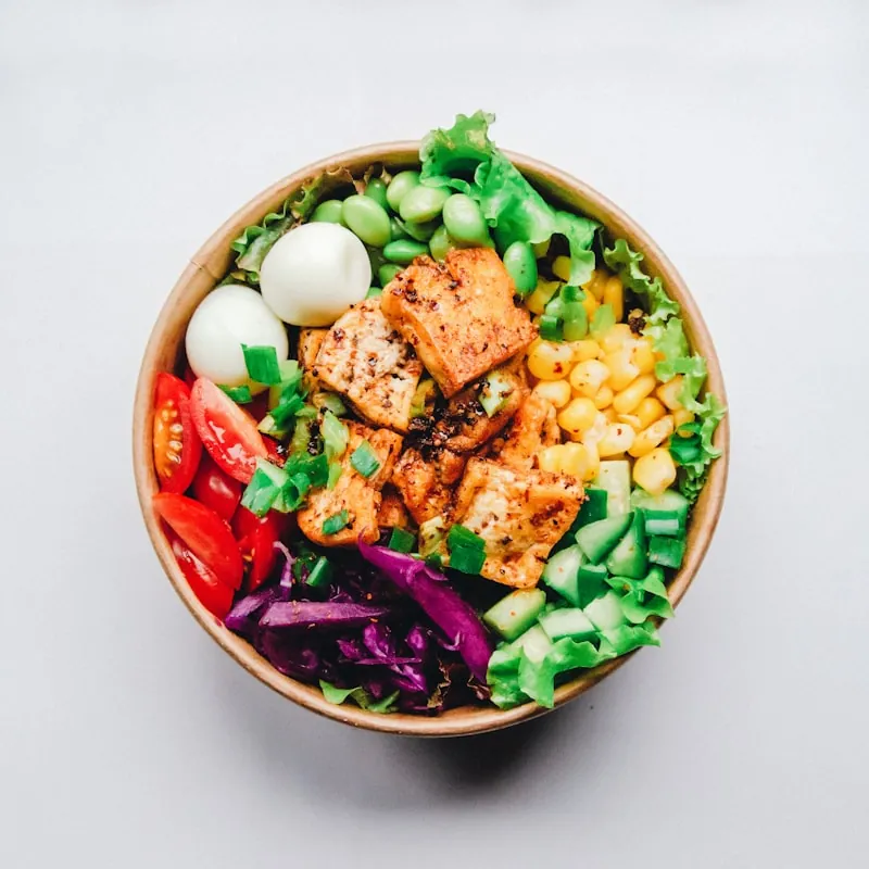 Bowl quinoa-avocat avec œuf — recette équilibrée à 545 kcal